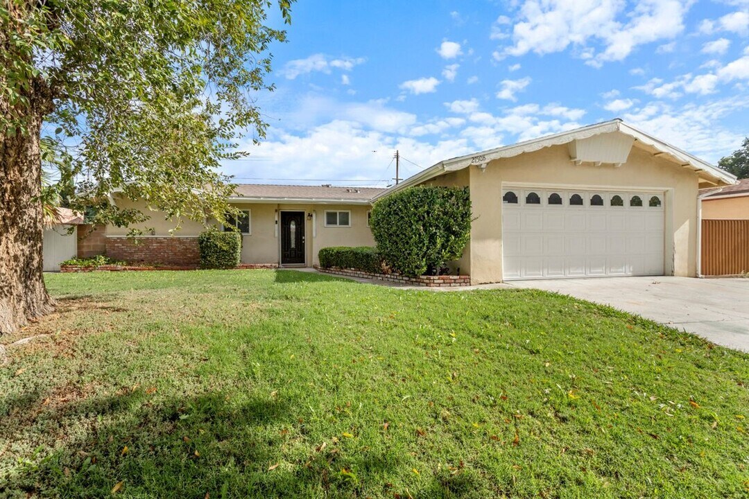 27508 Vilna Ave in Santa Clarita, CA - Building Photo