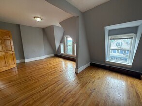 10 Courtney Ave-Unit -Unit 3 in Newburgh, NY - Building Photo - Building Photo