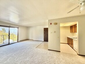 1810 Greenway Cross in Fitchburg, WI - Foto de edificio - Building Photo