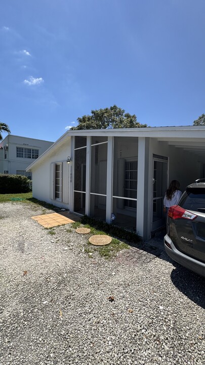11600 NE 6th Ave in Biscayne Park, FL - Foto de edificio