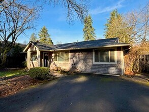 18021 SW Tualata Ave in Lake Oswego, OR - Building Photo - Building Photo