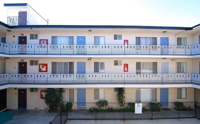 7005-7009 Coldwater Canyon Apartments in North Hollywood, CA - Building Photo - Building Photo