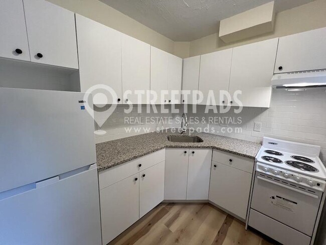 2018 Commonwealth Ave in Boston, MA - Building Photo - Building Photo
