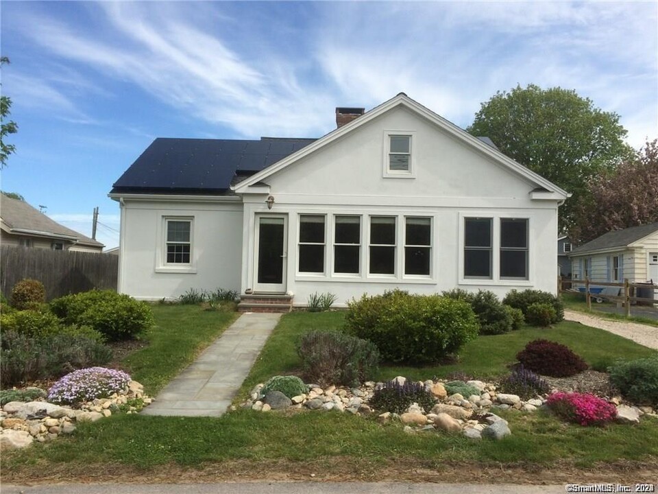 8 Owen Dr in Stonington, CT - Building Photo