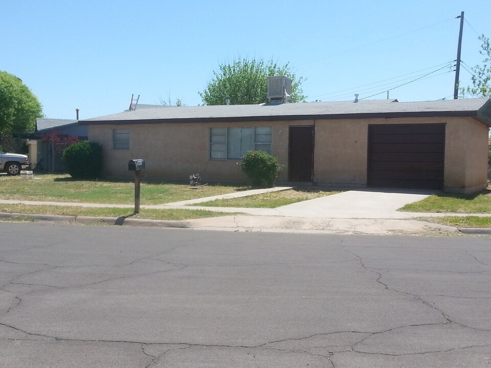 2901 W Fruitland Dr in Roswell, NM - Building Photo