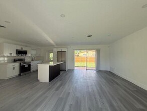 275 NE 173rd St in North Miami Beach, FL - Building Photo - Building Photo