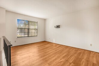 2019 Lake Creek Dr in Houston, TX - Building Photo - Building Photo