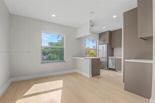 694 NE 76th St, Unit 6 in Miami, FL - Building Photo