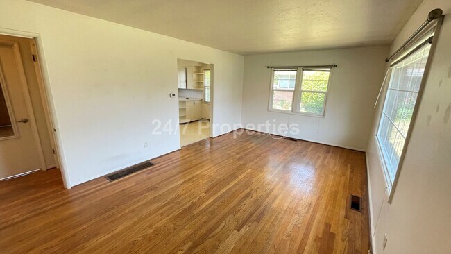 7125 NE Halsey St in Portland, OR - Foto de edificio - Building Photo