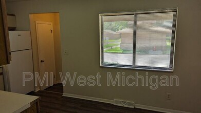 6071 In the Pines Dr SE in Grand Rapids, MI - Building Photo - Building Photo