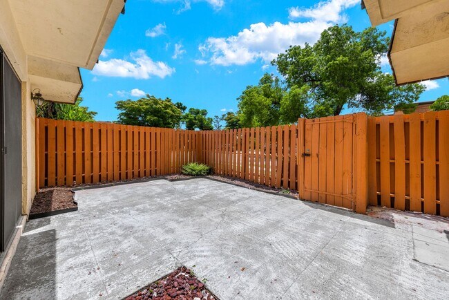 1706 Park Meadows Dr in Ft. Myers, FL - Building Photo - Building Photo