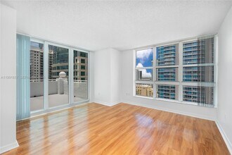 1111 Brickell Bay Dr in Miami, FL - Building Photo - Building Photo