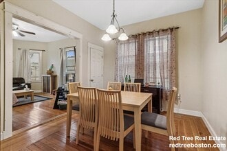 24 Weld Hill St, Unit 2 in Boston, MA - Foto de edificio - Building Photo