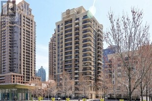 350 Princess Royal Dr in Mississauga, ON - Building Photo