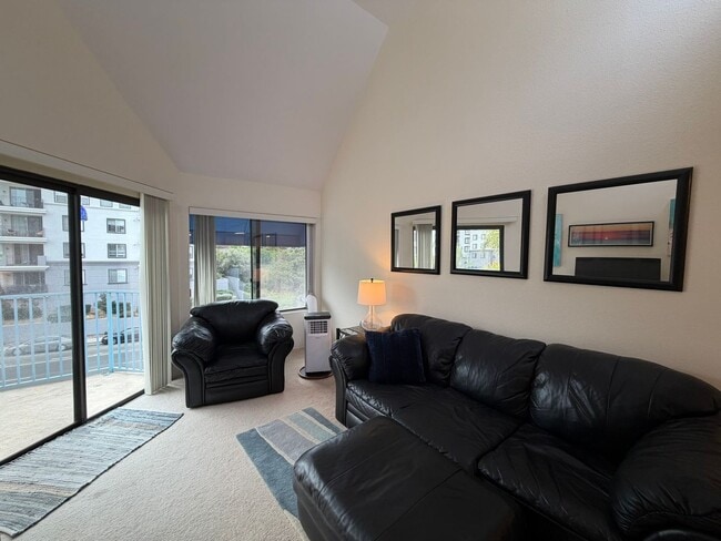 8308 Regents Rd in San Diego, CA - Foto de edificio - Building Photo