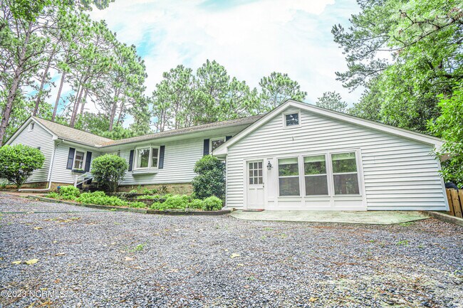 280 Fieldcrest Rd in Southern Pines, NC - Foto de edificio - Building Photo