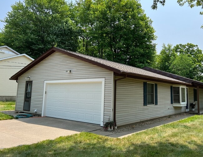 612 Acorn Pl in Cuyahoga Falls, OH - Building Photo - Building Photo