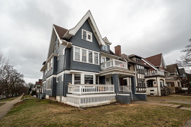 property at 1831 E Kenwood Blvd