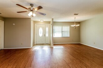 3610 Fairway Forest Dr in Palm Harbor, FL - Foto de edificio - Building Photo