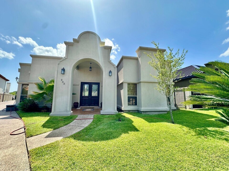 232 Lake Powell Dr in Laredo, TX - Building Photo