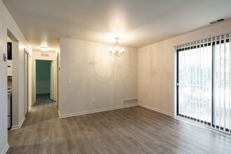 Bradford Square in Clinton Township, MI - Building Photo - Interior Photo