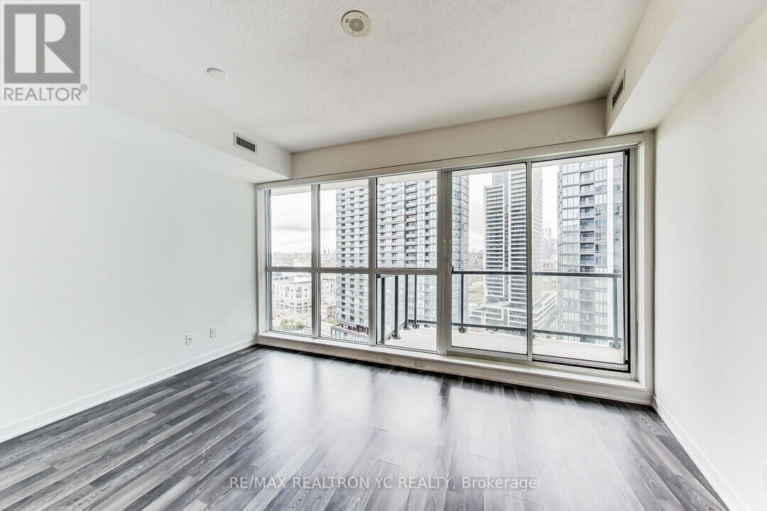 51-1751 E Liberty St in Toronto, ON - Building Photo