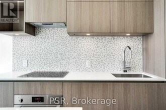 1 Yorkville Ave in Toronto, ON - Building Photo - Building Photo