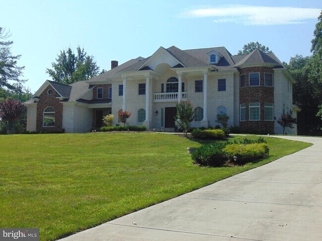 1027 Towlston Rd in McLean, VA - Foto de edificio - Building Photo