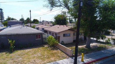 5204 Santa Ana St in Cudahy, CA - Building Photo - Building Photo