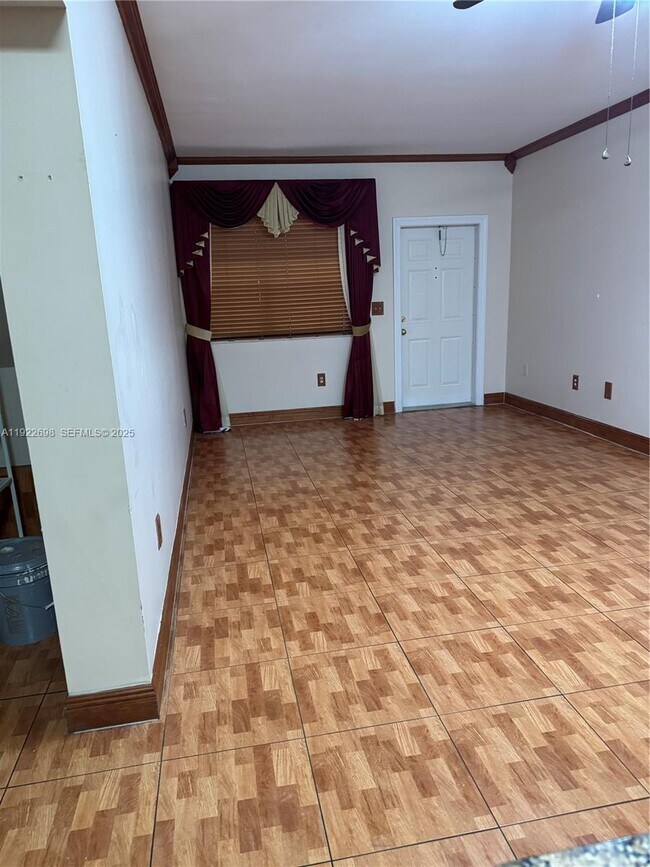 8013 Lake Dr in Doral, FL - Building Photo - Building Photo