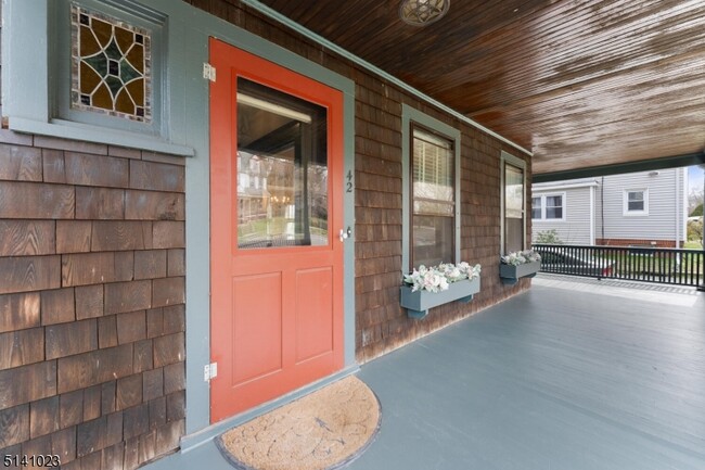 42 Gates Ave in Montclair, NJ - Foto de edificio - Building Photo