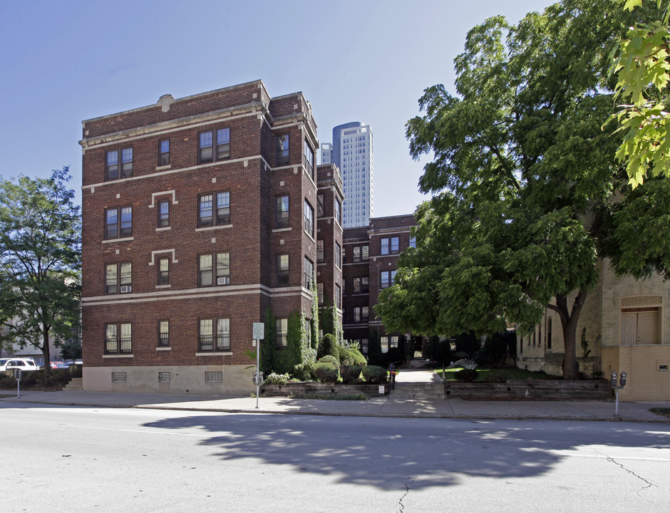 The Candon Court Apartments in Milwaukee, WI - Building Photo