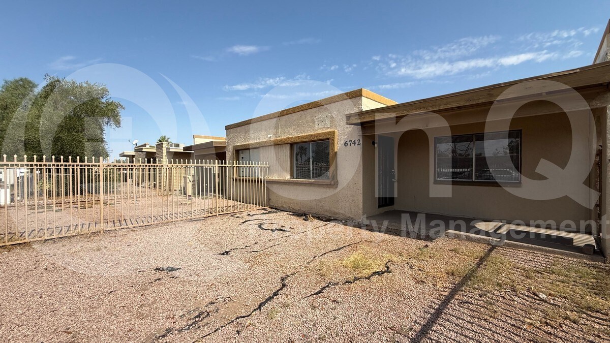 6742 W Palmaire Ave in Glendale, AZ - Building Photo