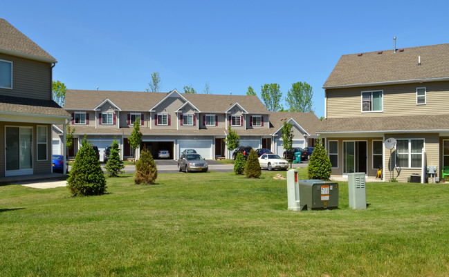 Kings Crossing Townhomes in North Chili, NY - Building Photo - Building Photo