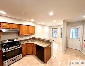 162 Salem Rd in North Brunswick, NJ - Building Photo - Building Photo