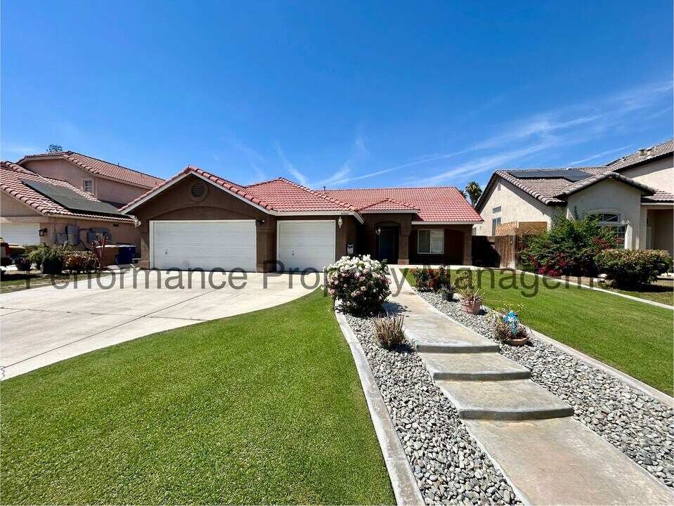 4000 Ocean Breeze Ave in Bakersfield, CA - Building Photo