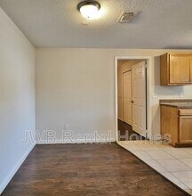 7635 McCowan Dr in Jacksonville, FL - Building Photo - Building Photo