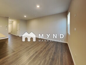 5648 Union Pointe Dr in Union City, GA - Foto de edificio - Building Photo