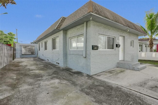 249 SW 4th St in Dania Beach, FL - Foto de edificio - Building Photo