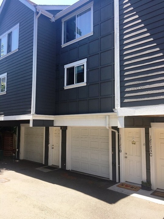 12723 35th Ave NE in Seattle, WA - Building Photo