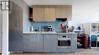 161 Roehampton Ave in Toronto, ON - Building Photo - Building Photo