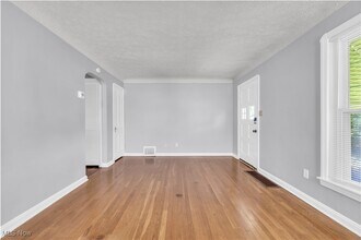 13207 Grannis Rd in Garfield Heights, OH - Building Photo - Building Photo