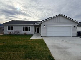562 S Joseph Ave in East Wenatchee, WA - Building Photo