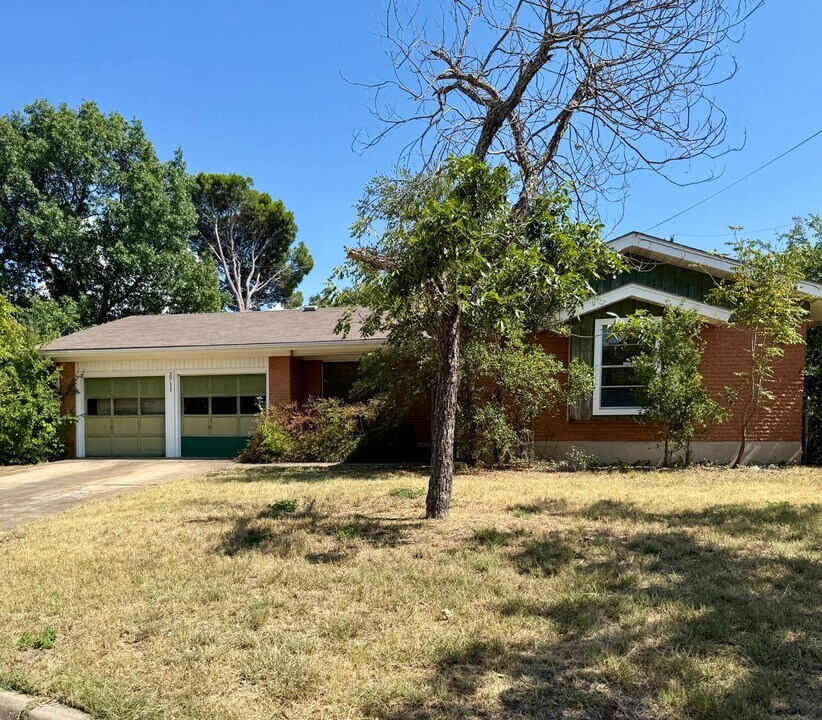 2711 Little John Ln in Austin, TX - Building Photo