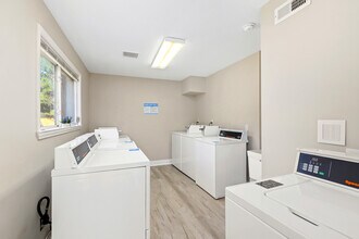 Pinedale Apartments in Sumter, SC - Foto de edificio - Building Photo