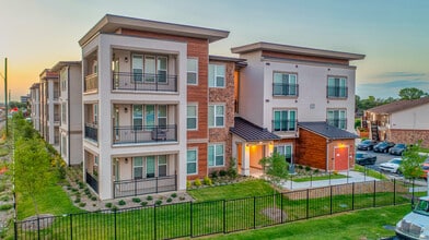 Solarium Apartments in Dallas, TX - Foto de edificio - Building Photo