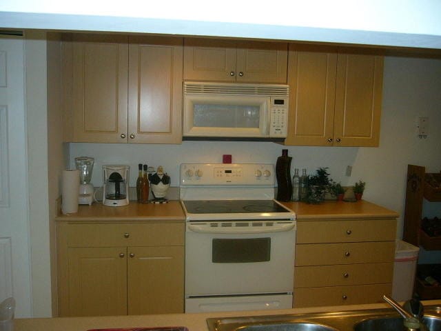 1915 Lavers Cir-Unit -E-307 in Delray Beach, FL - Building Photo