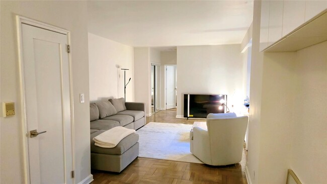 220 Pelham Rd in New Rochelle, NY - Building Photo - Building Photo