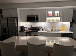 6253 Rolling Spring Ct-Unit -Basement in West Springfield, VA - Building Photo - Building Photo