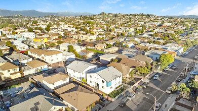 2437 Malabar St in Los Angeles, CA - Building Photo - Building Photo